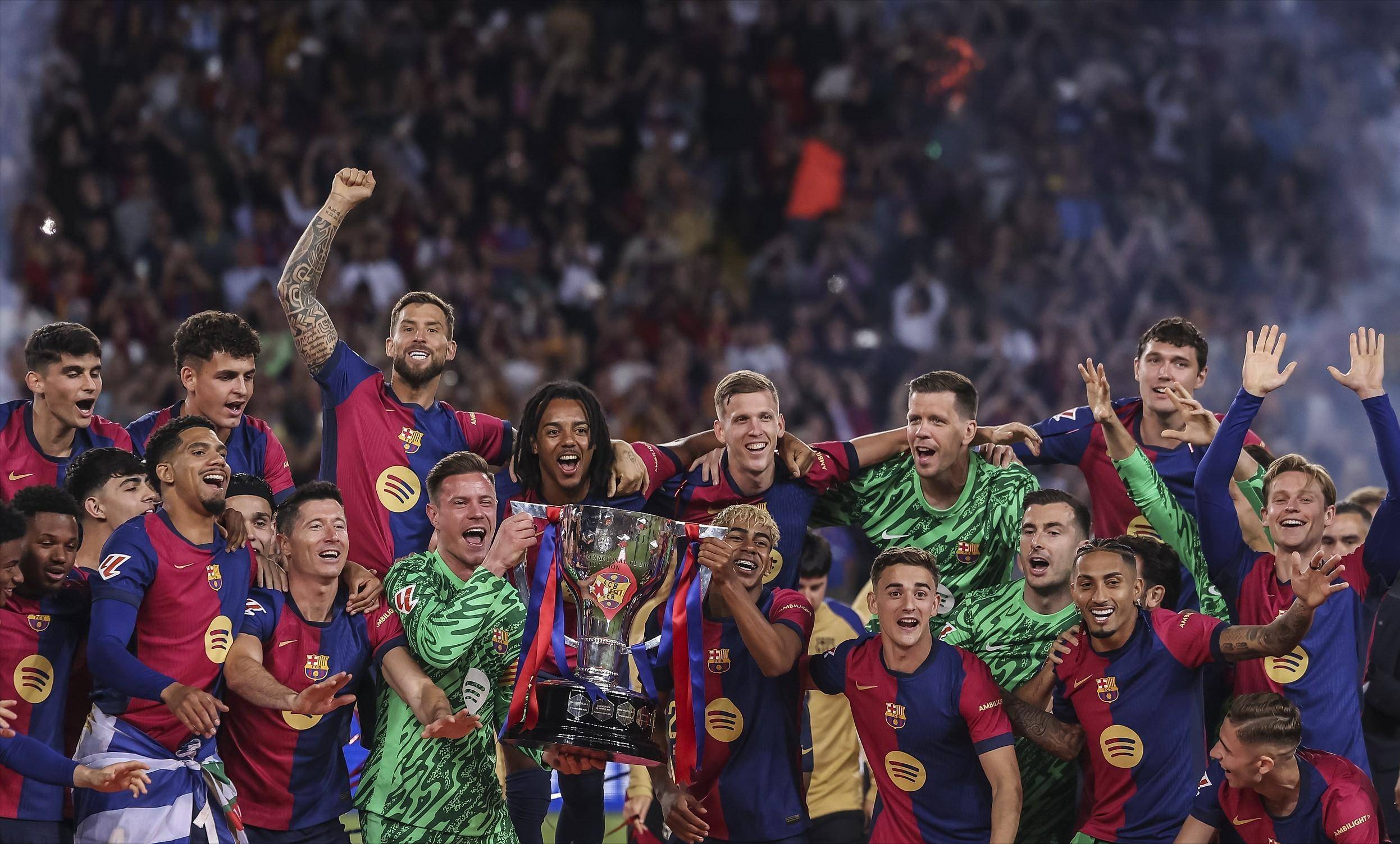 澎湃：泰州开建“苏超”冠军奖杯打卡点，预计12月上旬亮相