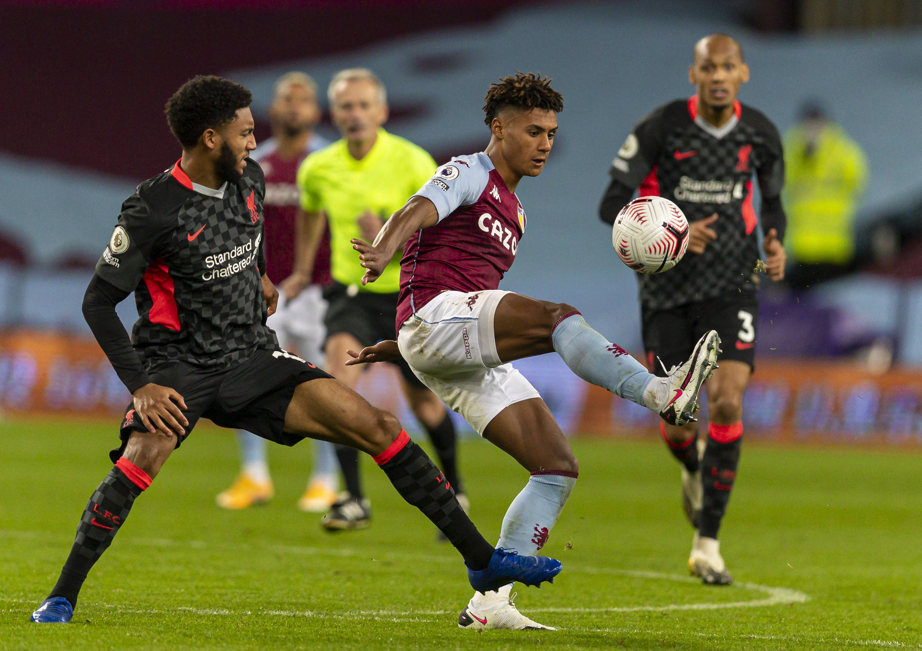 TA：为储备体能，基耶萨在圣诞节当天独自在利物浦基地加训（TA：为提升体能储备，基耶萨圣诞节独自在利物浦基地加练）