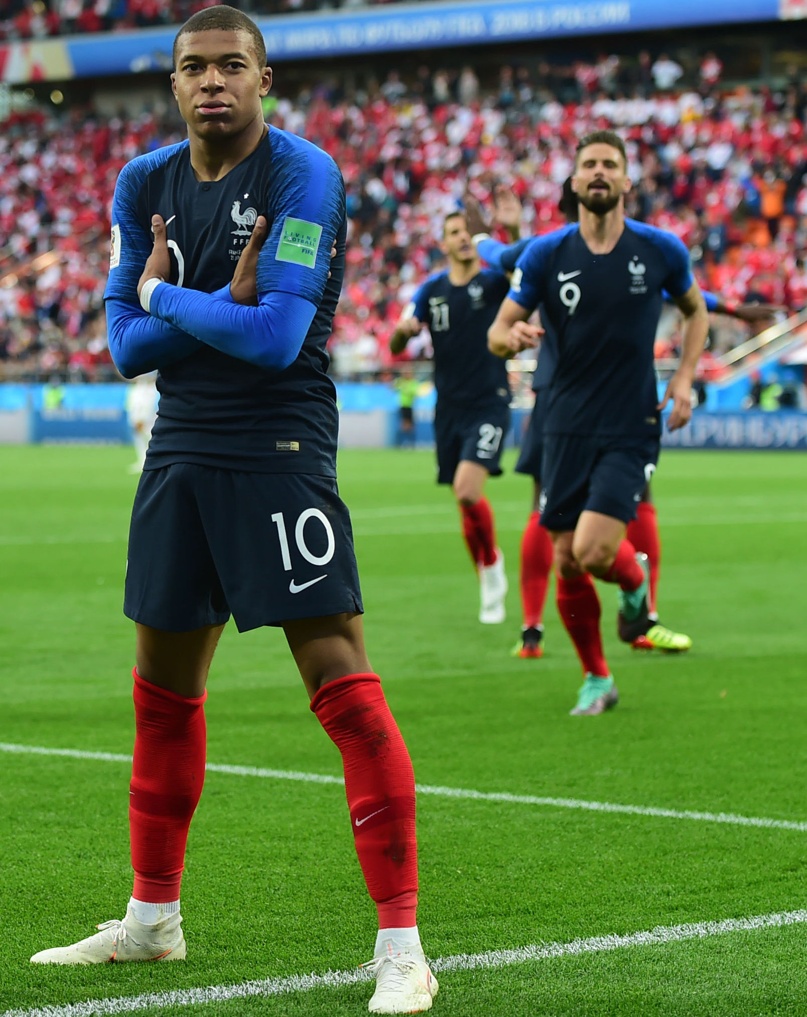 上海申花续约斯卢茨基，欲在亚冠和巴西引援中提升竞争力，期待其带领球队争冠。