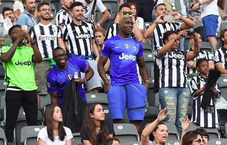 卡尔·雅泽姆斯基（Carl Yastrzemski）在 1967 年达成打击三冠王，助红袜上演“不可能的梦想”