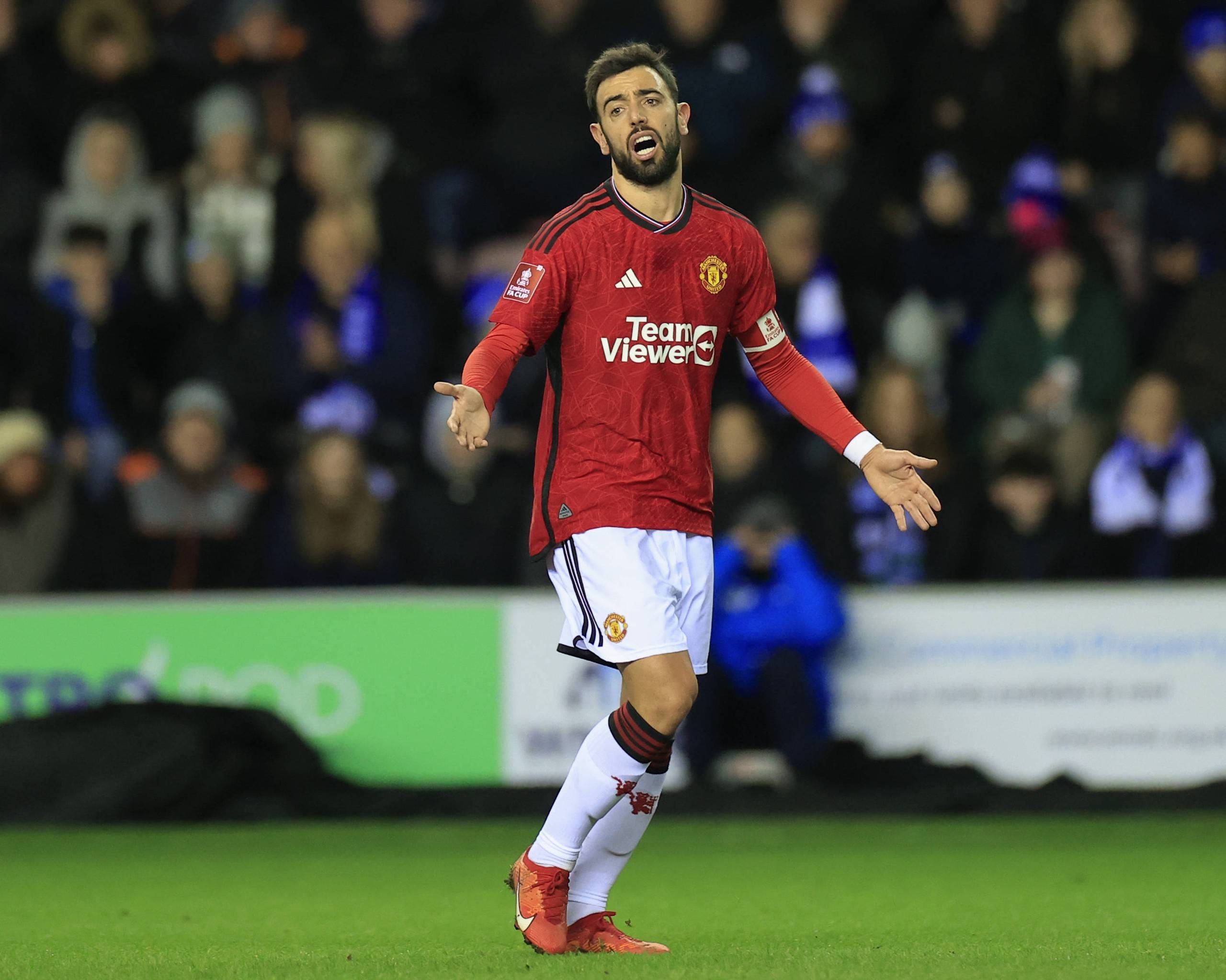 篮球NBA球队教练讨论轮换阵容