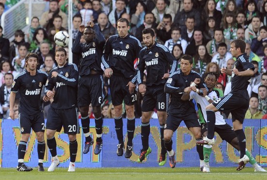 名宿们都拥护梅努？阿莫林：你很难把B费拿下，这是唯一原因（名宿都力挺梅努？阿莫林：B费几乎不可能被换下，这就是唯一原因）